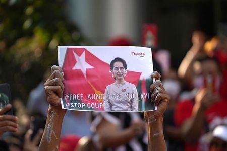 ミャンマーの軍事政権は１日、クーデターによる全権掌握後、前政府の閣僚ら２４人を解任し、新たに１１人を任命した。国軍系テレビが報じた。写真はバンコクのミャンマー大使館前で抗議デモで撮影（２０２１年　ロイター/ATHIT PERAWONGMETHA）