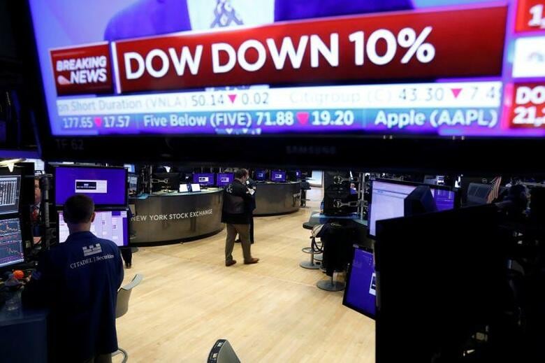 米国株式市場は暴落。ダウ平均株価は２３５２ドル値下がりし、過去最大の下げ幅を記録したほか、下落率も約１０％と１９８７年１０月のブラックマンデー以降で最大になった。ニューヨーク証券取引所で撮影（２０２０年　ロイター/BRENDAN MCDERMID）