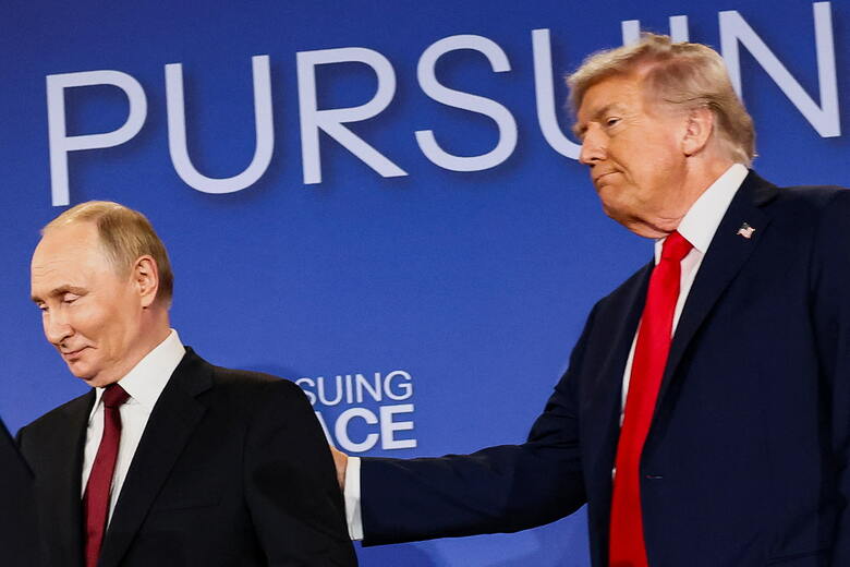 米アラスカ州で会談を行ったトランプ大統領とプーチン大統領（2025年8月15日、米アンカレッジ）　Kevin Lamarque-REUTERS