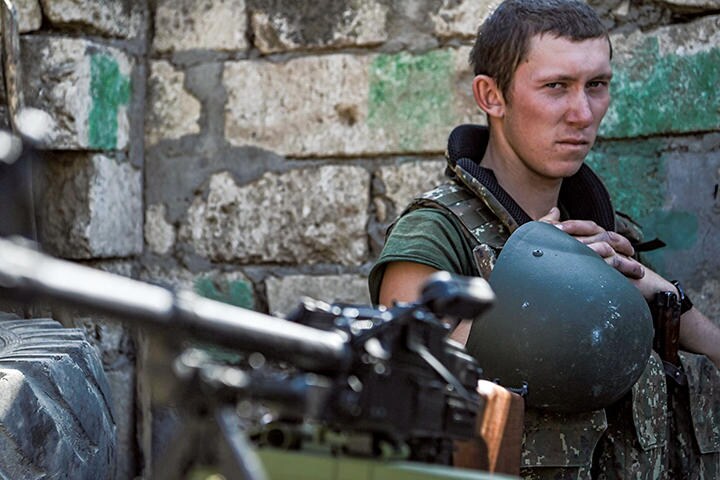 前線に陣取るアルメニア人兵士（10月18日）。アゼルバイジャンとの戦闘は11月10日に停戦が成立したが……　ARIS MESSINIS-GETTY IMAGES-SLATE