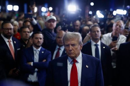 　９月１２日、米大統領選挙戦は接戦が続き、新興市場への投資家の間で不安が募っている。写真はトランプ前大統領。ペンシルベニア州フィラデルフィアで１０日撮影（２０２４年　ロイター/Evelyn Hockstein）