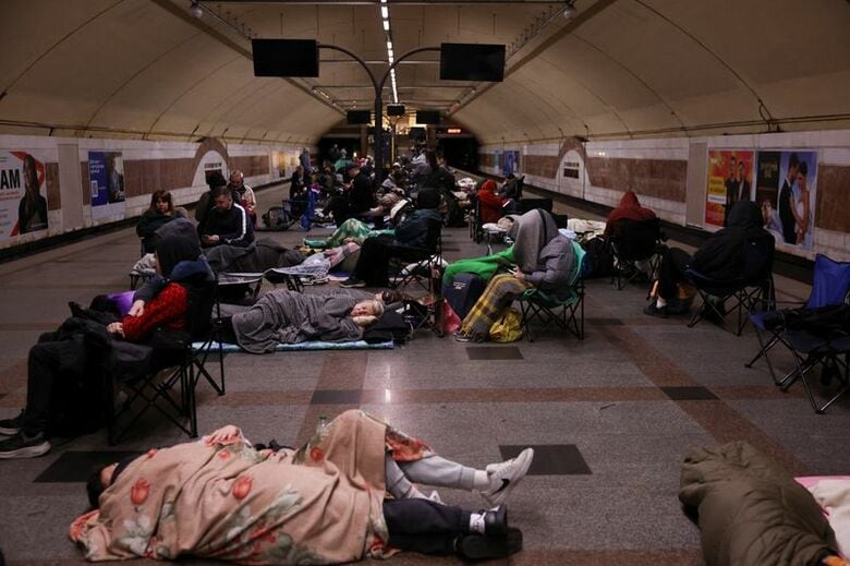 写真は5月24日、ウクライナのキーウで、ロシアによる攻撃の最中に地下鉄構内に避難する人々。 REUTERS/Alina Smutko