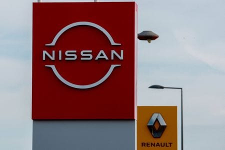 日産自動車と仏自動車大手ルノーは２６日、協議を進めていた提携関係の見直しについて最終契約を締結したと発表した。  写真は日産とルノーのロゴ。仏ル・コト―で７月撮影。（2023年 ロイター/Gonzalo Fuentes）
