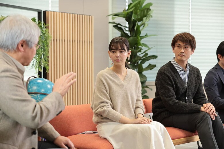 食料価格高騰の想定外の理由を真剣に聞く世良マリカさん（写真中央）。2002年神奈川県生まれ。19年に芸能界入りし、モデル、タレントとして活動。史上最年少16歳で「ミス・ワールド2019日本代表」になる。慶應義塾大学総合政策学部に在籍している