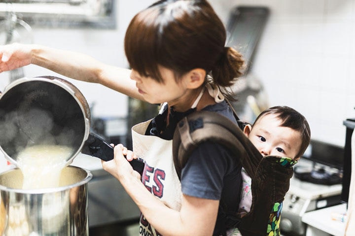 家庭生活の負荷が女性に偏っているのが現状　kohei-hara/iStock.