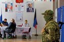 プーチンらの肖像画が掲げられたウクライナ東部のロシア支配地域の投票所　ALEXANDER ERMOCHENKO-REUTERS