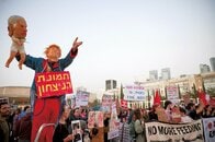 イラン攻撃への反対デモに出現した「人形」の意味...アメリカとイスラエル、操り人形はどっち？