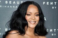 【写真】【動画】生地越しに胸が丸見え...リアーナ、真紅の透け透けランジェリーでファン魅了　「バラ×美ヒップ」も披露