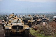 トルコ軍、シリアへ地上と空から越境攻撃　クルド人勢力と交戦続く