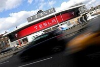 米テスラ、モデル３生産開始　電池生産追いつかず上期納入は予想下限