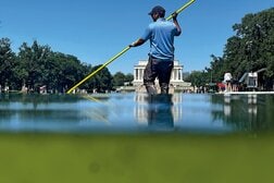 トランプの指示で「星条旗ブルー」に生まれ変わったはずが…ワシントンの人工池が悲惨な姿に