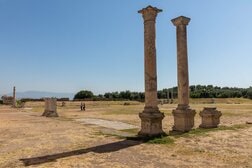トルコ西部に存在した2500年前の古代王国の都で発見された「謎の巨像」に考古学者驚愕