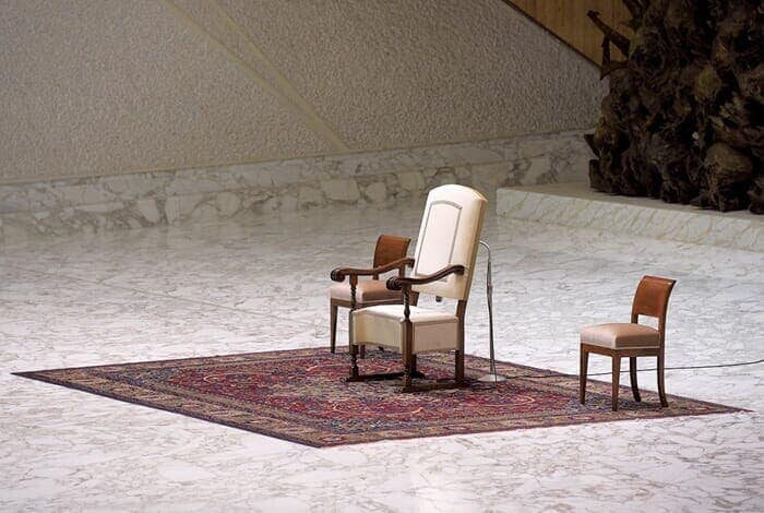 フランシスコ教皇が一般謁見で使用していた肘掛け椅子