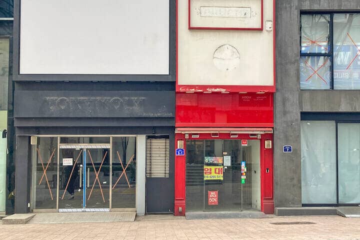 コロナ禍で観光客向けの店が撤退したソウル中心部・明洞