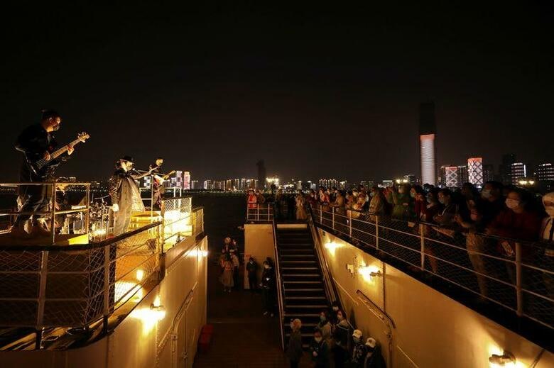 武漢ウイルス研究所（WIV）は、同研究所が「2019新型コロナウイルス（SARS－CoV－2）」を製造し漏洩させたとする説を事実無根として否定した。写真は27日に武漢で開かれた医療支援チャリティーショーで撮影。提供写真（2020年　ロイター/China Daily）