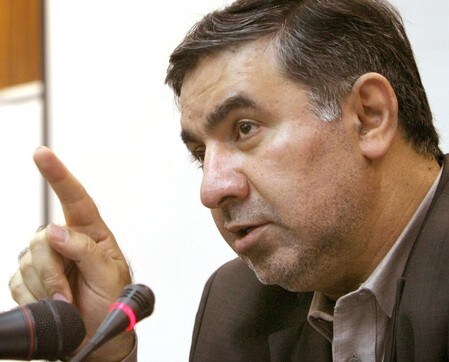 　７月１２日、イランのカゼンプール・アルデビリ石油輸出国機構（ＯＰＥＣ）理事は、米国の制裁政策に起因する原油相場高が、日本や中国、欧州など消費国の経済成長に打撃を与えるとの見方を示した。写真は会見する同理事。２００５年３月にテヘランで撮影（２０１８年　ロイター／Morteza Nikoubazl）