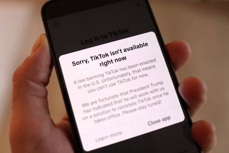 中国系動画投稿アプリ「ＴｉｋＴｏｋ（ティックトック）」が、米国内のアップルとグーグルのアプリストアで利用できない状態が続いている。写真はＴｉｋＴｏｋの画面に表示されたメッセージ。１９日撮影（２０２５年　ロイター/Dado Ruvic）