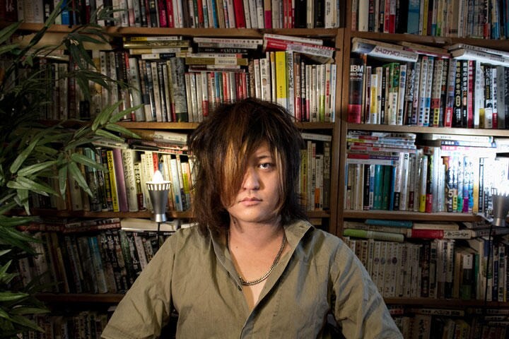 保守の論客として活動してきた古谷は、「内側から」自称保守やネット右翼の差別発言を臆せず批判してきた（10月1日、古谷の自宅にて撮影）　HAJIME KIMURA FOR NEWSWEEK JAPAN