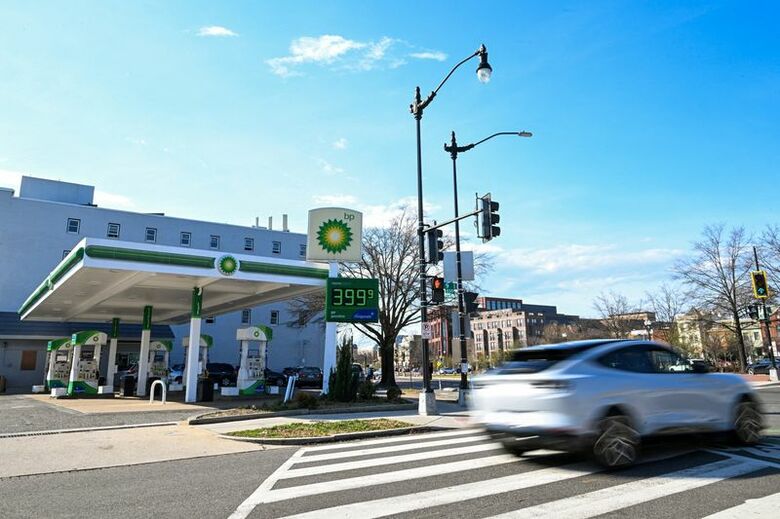 米ワシントンのガソリンスタンドを通過する車。３月撮影。REUTERS/Annabelle Gordon/File Photo