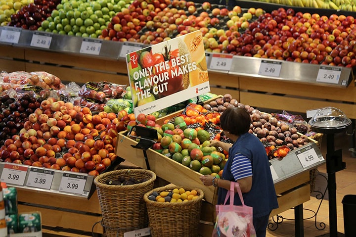 カナダの消費者はスーパーでもカナダ産かメキシコ産を選ぶ　Chris Helgren--REUTERS