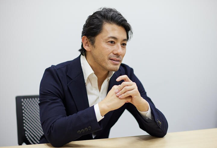 日本のDXをリードしてきたマーケター・実業家である長瀬次英氏は「デジタル化の真の狙いは、人との繋がりを強くし、血の通った人間関係をつくること」と語る
