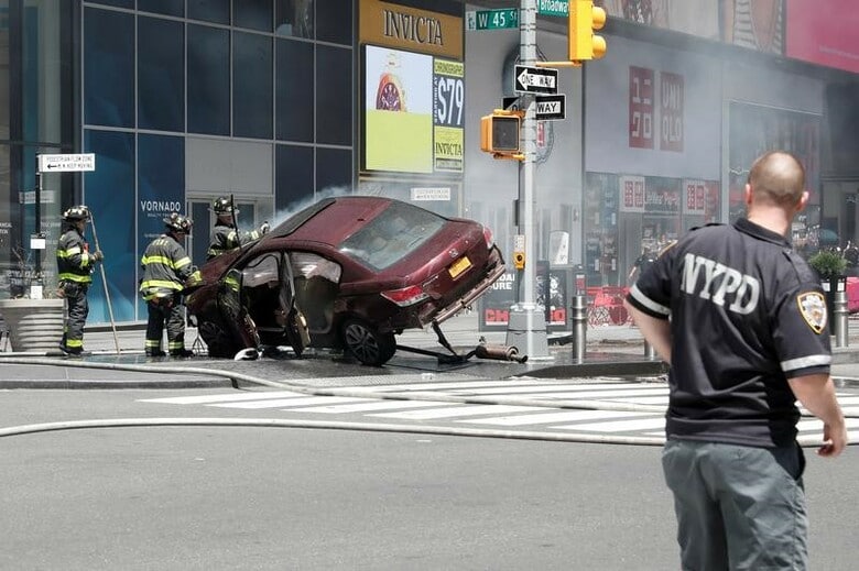 ５月１８日、米ニューヨークのタイムズスクエアで車両が車道に突っ込み、少なくとも１人が死亡、１２人が負傷した。写真は１８日、タイムズスクエアの現場で撮影（２０１７年　ロイター/Mike Segar）