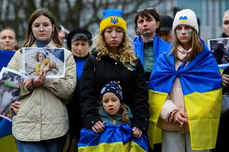 　国際司法裁判所（ＩＣＪ）は３月１６日、ウクライナに侵攻したロシアに対して軍事行動を直ちに中止するよう命じ、ロシアの武力行使を「深く懸念している」と表明した。写真は同裁判所の外で反戦を訴える人々、オランダのハーグで撮影（２０２２年　ロイター/Piroschka Van De Wouw）