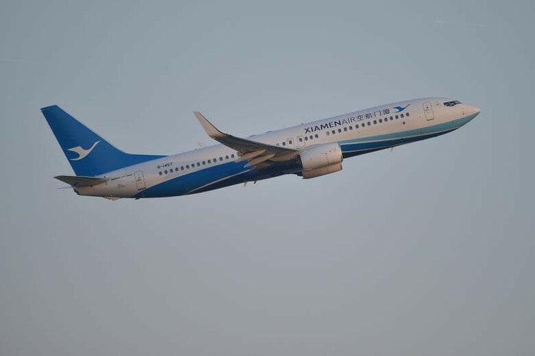 ２月１日、中国が台湾付近を飛行する新しい航空路を台湾の承認なしに開設した問題で、台湾の大陸委員会は３１日遅く、この問題を解決できるかどうかで、将来の中台関係が決まるとの声明を発表した。 写真は離陸する中国の民間機。昨年１０月に大連で撮影（２０１８年　ロイター）