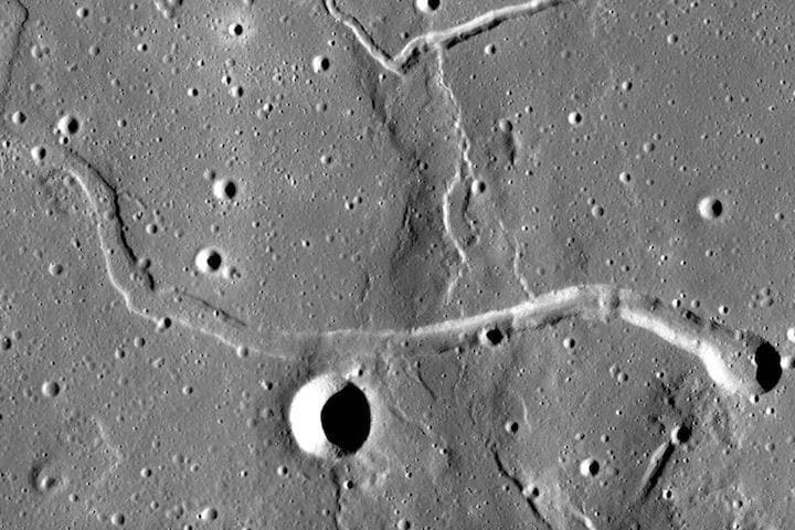 月の地下にある溶岩洞に、地球上の生命体を半永久的に保管する構想......  photo-NASA