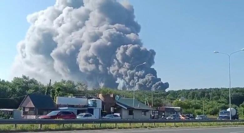 煙が上がるオンライン小売大手ワイルドベリーズの倉庫。8月2日、ロシア、サマラ州ノボセメイキノで撮影されたSNS画像から。REUTERS