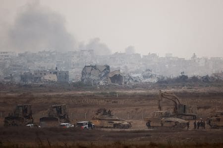 　オーストラリア、ニュージーランド、カナダの首脳は２６日、パレスチナ自治区ガザでの即時停戦を求める共同声明を発表した。写真はガザとの境界付近で待機するイスラエル軍の車両。２５日撮影（２０２４年　ロイター/Amir Cohen）
