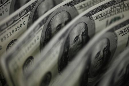 　６月２日、１２年半ぶりにドル高／円安を記録した外為市場は、予想外に冷めた空気に包まれている。海外勢の日本株買いに伴うヘッジの円売りやシステム売買が中心で、ヘッジファンドが円売りで押し寄せたかつての熱狂とは対照的な状況だ。都内で２０１１年８月撮影（２０１５年　ロイター/Yuriko Nakao）