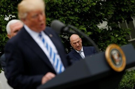 　８月３０日、トランプ米大統領（写真手前）はミズーリ州で行った税制改革に関する演説で、同改革の策定に関わる政権メンバーらに謝意を表明したが、主導的役割を担ってきた国家経済会議（ＮＥＣ）のコーン委員長（写真右奥）の名前には触れなかった。写真はワシントンで５月撮影（２０１７年　ロイター／Jonathan Ernst）