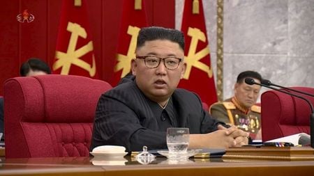 　６月２８日、    北朝鮮の金正恩総書記（写真）の体重減少を心配する住民の声を伝えた国営メディアの異例な姿勢の背景には、正恩氏の健康状態に関する憶測を防ぐとともに、食糧難にあって国民と犠牲を分かち合う最高指導者の姿を演出する北朝鮮指導部の意図があるのではないか――。専門家はこうした見方をしている。KRTが１６日に放映いた映像より（２０２１年　ロイター）