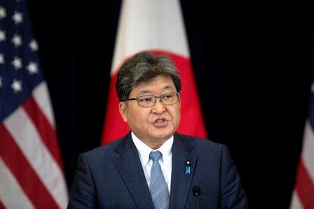　共同通信など国内メディアは、１０日の内閣改造・党役員人事で、岸田文雄首相が党総務会長に遠藤利明選対委員長、政調会長に萩生田光一経済産業相（写真）、選対委員長に森山裕総務会長代行をあてる方向で最終調整に入ったと伝えた。資料写真、７月２９日、ワシントン（２０２２年　ロイター／Tom Brenner）
