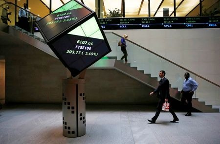 株価指数算出のＦＴＳＥラッセルは１日のロンドン株取引終了後、今月２０日からの四半期銘柄入れ替えで、ＦＴＳＥ１００種指数から郵便ロイヤル・メールと放送局ＩＴＶを外すと発表した。写真は２０１５年８月、ロンドン証券取引所で撮影（２０２２年　ロイター/Suzanne Plunkett）
