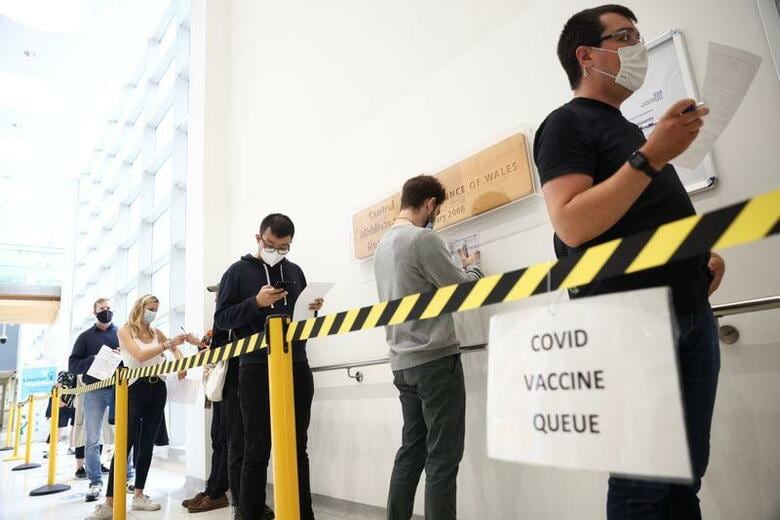 英オックスフォード大学の研究チームは英国の一般市民から集めた検体を分析し、米ファイザー・独ビオンテック製および英アストラゼネカ製の新型コロナウイルスワクチンを2回接種後のデルタ株に対する有効性が3カ月以内に低下するという結果を得たと発表した。写真はロンドンの病院で接種の順番を待つ人々。今年8月1日に撮影。（2021年　ロイター／Henry Nicholls）