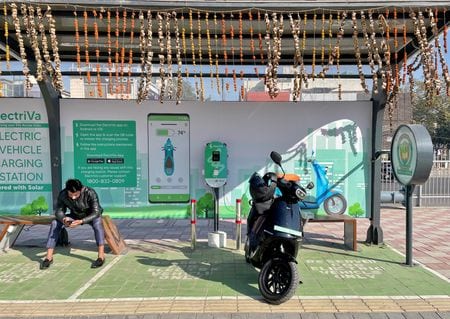 　６月９日、インド配車サービス大手オラ傘下の電動二輪車メーカー、オラ・エレクトリックは１２日からの週に、シンガポールおよび米国の投資家と株式上場計画に関する協議を行う。写真は充電中の同社のスクーター。ニューデリーで昨年２月撮影（２０２３年　ロイター／Aditi Shah）