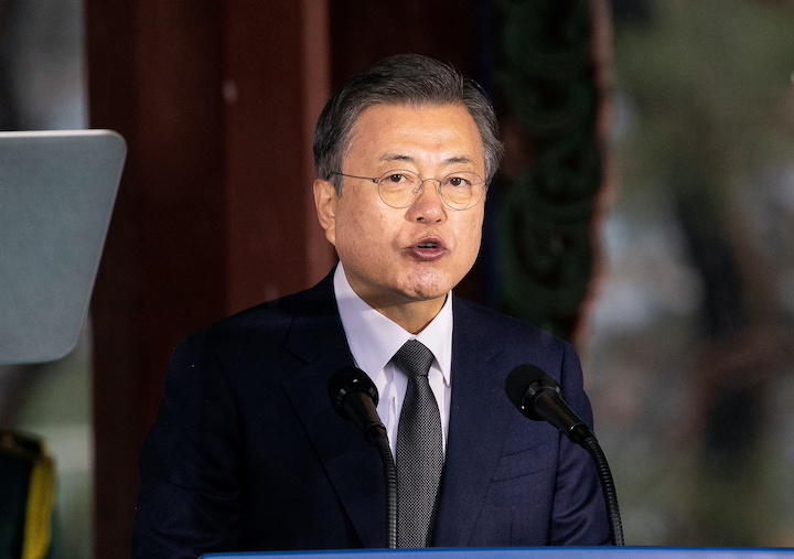 国民の人気を失った文在寅大統領　REUTERS