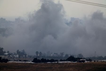 パレスチナ自治区ガザのインドネシア病院がイスラエル軍に包囲され、戦車からの砲撃によってパレスチナ人１２人が死亡した。ガザ保健省が発表した。２０日、ガザ北部で撮影（２０２３年　ロイター/Alexander Ermochenko）