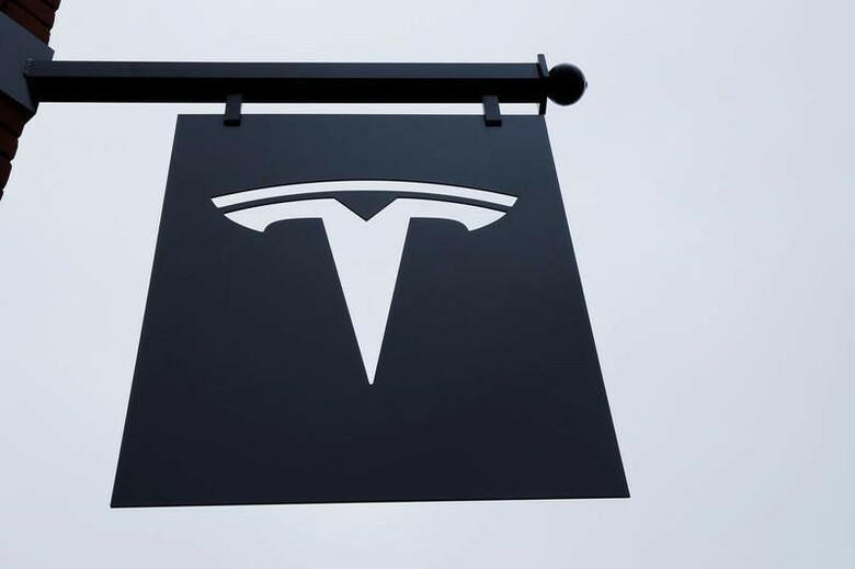 ６月９日、米道路交通安全局（ＮＨＴＳＡ）は、米電気自動車（ＥＶ）メーカー、テスラ・モーターズの主力セダン「モデルＳ」のサスペンションに問題がある可能性を調査していると発表した。写真はテスラのロゴ。ニューヨークで４月撮影（２０１６年　ロイター/Lucas Jackson）