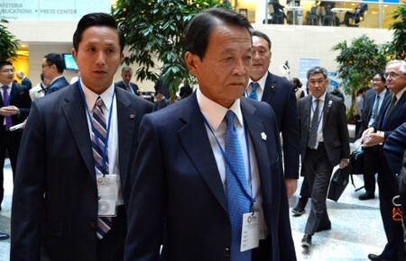 　１１月１９日、麻生太郎財務相（写真中央）は閣議後会見で、２０１９年度の税収見通しについて、当初計画の６２．５兆円を「下回る可能性が十分にあり得る」と述べた。写真はワシントンで１０月撮影（２０１９年　ロイター／Mike Theiler）