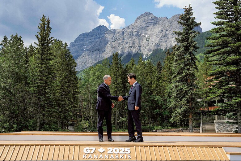 カナダで開かれたG7サミットに出席した李在明（右）　ADRIAN WYLDｰTHE CANADIAN PRESSｰZUMA PRESSｰREUTERS