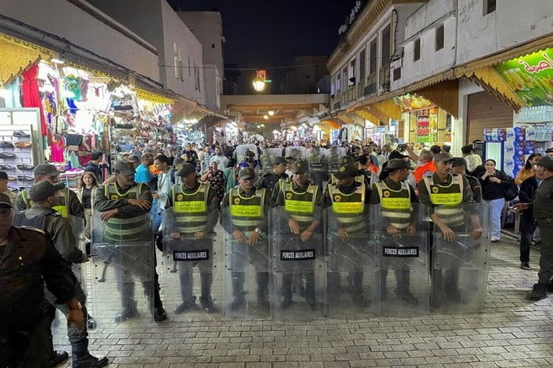 ９月３０日、モロッコ各地で教育と医療の向上を求めて４日続いている若者主導の抗議活動が治安部隊との激しい衝突に発展した。ラバトのデモ現場で２９日撮影（２０２５年　ロイター/Ahmed El Jechtimi）