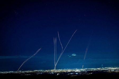 イスラエル高官が、米国と実施しているイラン攻撃によってイランの政権が崩壊することに懐疑的だとロイターに述べた。２６年２月撮影（２０２６年　ロイター/Oren Ben Hakoon）