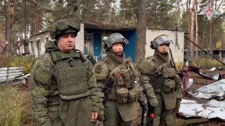 ロシアと北朝鮮の兵士がクルスク地域で地雷除去訓練を行っている様子。２０２５年１１月公開の動画から（２０２５年　ロシア国防省／ロイター）