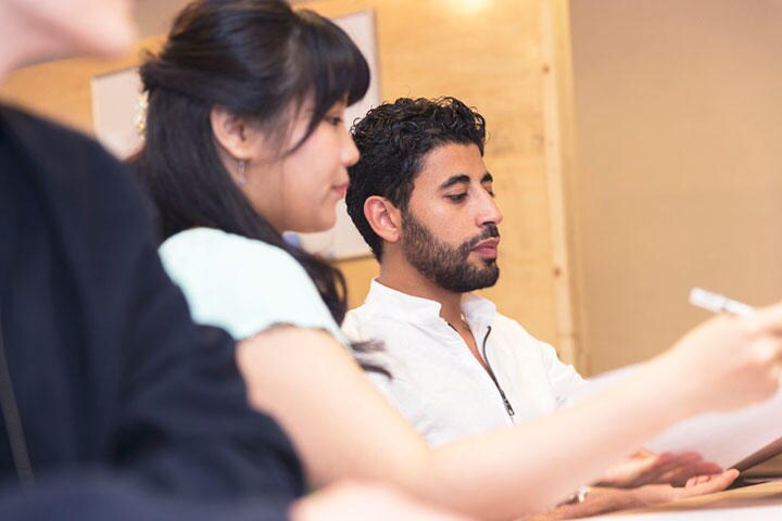 日本人とアラブ人の仕事への意識にはかなり違いがある　GCShutter/iStock.