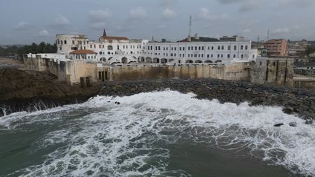 　アフリカでは気温の上昇や洪水の深刻化など、気候変動のさまざまな影響により、多くの世界遺産や名所が失われる危機にさらされている。写真はガーナで１７世紀に奴隷貿易に使用された要塞。８月９日撮影（２０２２年　トムソン・ロイター財団/Nipah Dennis）