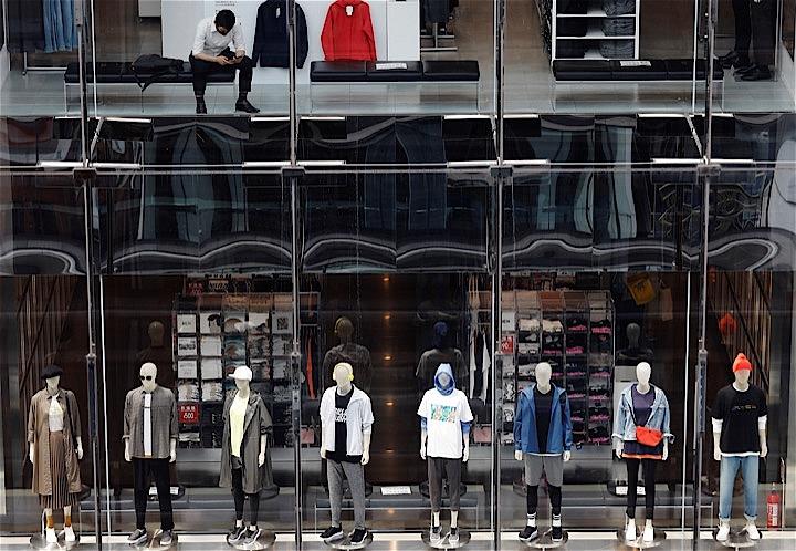 <!--21日、東京都では新たに258人の新型コロナウイルス陽性者が確認された。-->写真は8月17日、東京･銀座で。REUTERS/Kim Kyung-Hoon