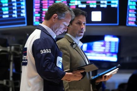 米国株式市場は、ナスダック総合とＳ＆Ｐ総合５００種が続落。（２０２２年　ロイター/Brendan McDermid）